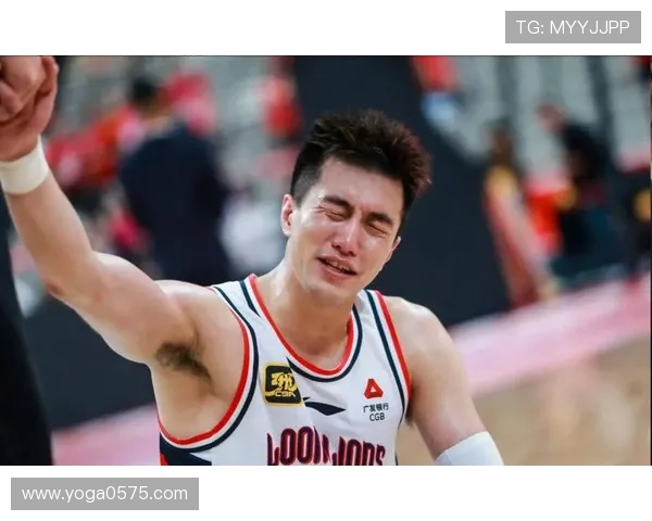 郭艾伦与球迷身高差异引发热议谁才是真正的篮球巨人 郭艾伦与球迷身高差异引发热议谁才是真正的篮球巨人